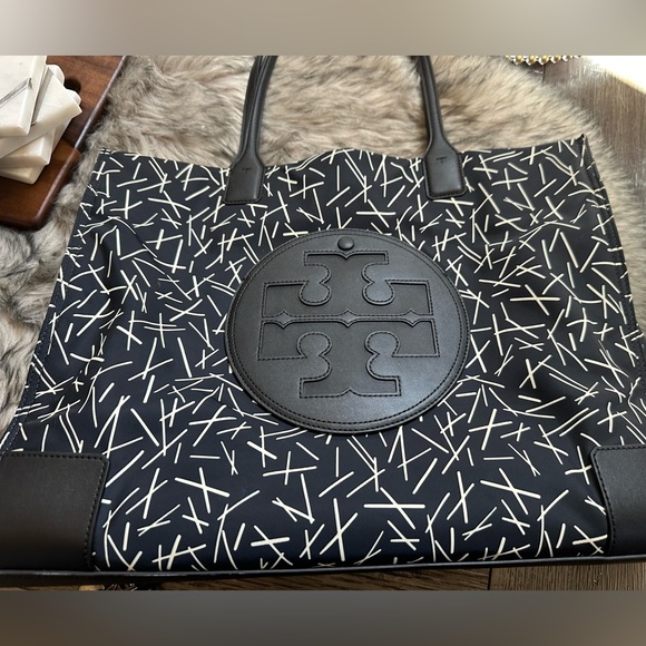 Tory Burch tote holds a lab top and good for mother expecting a baby - Picture 1 of 4